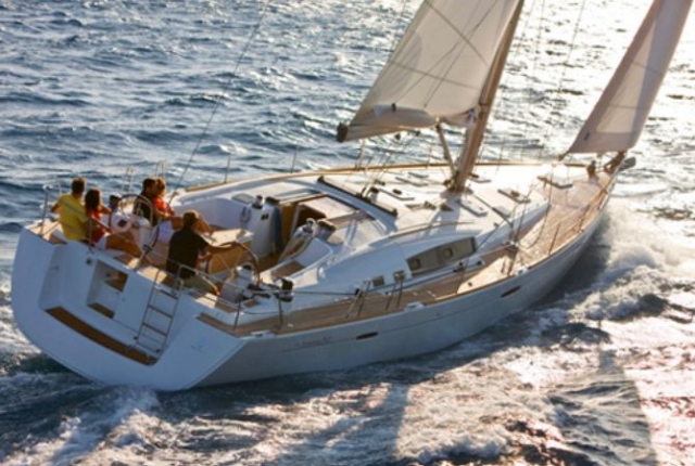  famiglia su una barca che naviga attraverso il mare 